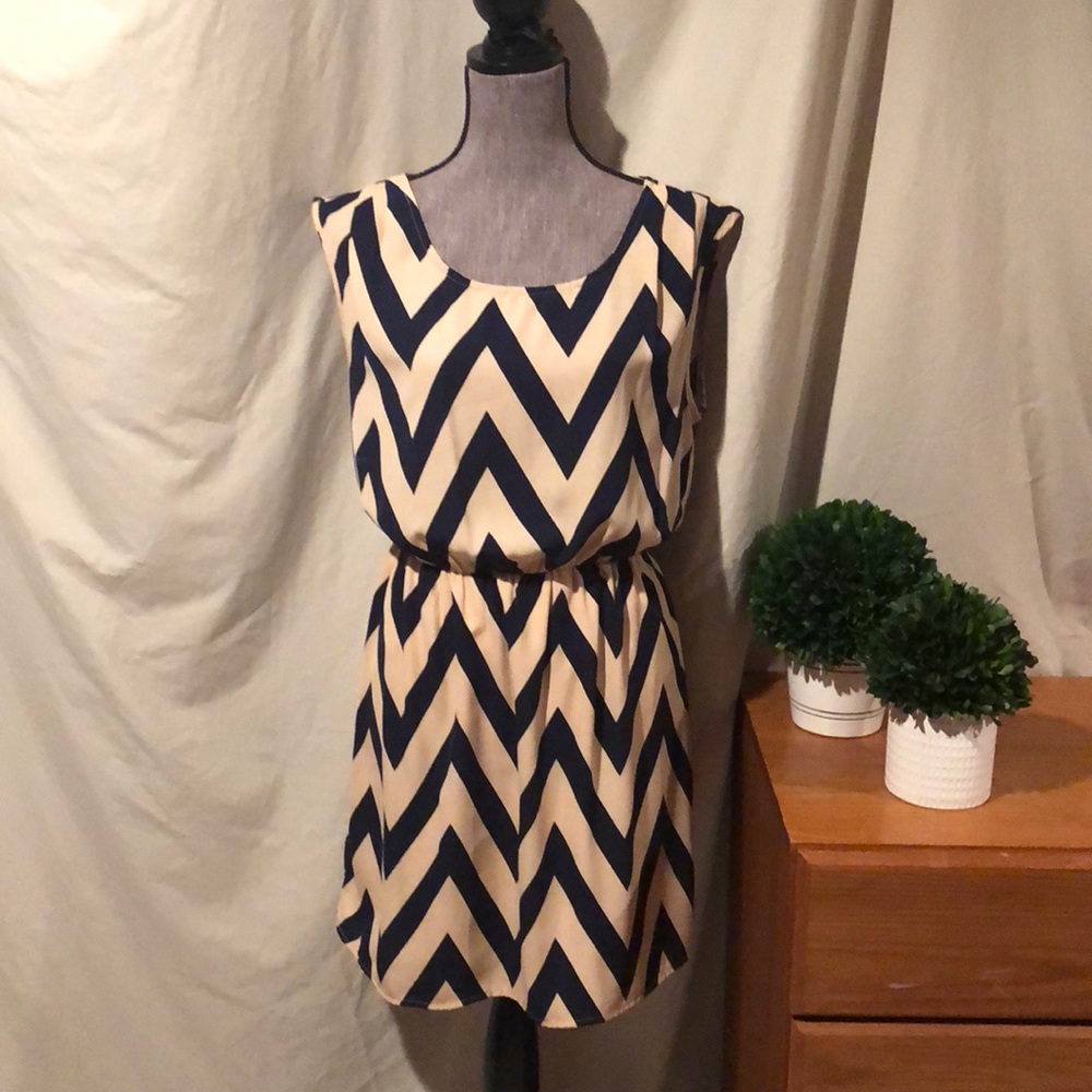Cap sleeve zig zag pattern dress